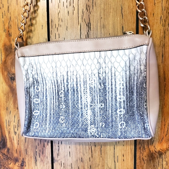 Street Level Crossbody Purse Faux Snakeskin Print & Cream w/ Gold chain Strap - Picture 7 of 14